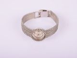une montre pour femme montée sur un bracelet en maille argentée