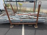 un tas de tuyaux métalliques posés sur un parking