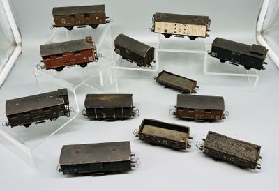 de nombreux petits trains miniatures exposés sur une surface blanche