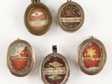 Quatre types différents de pendentifs sont présentés sur un fond blanc.