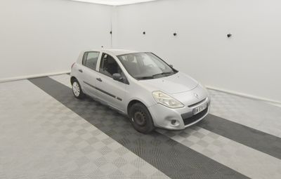 une photo d'une petite voiture blanche dans un garage