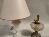 une lampe et un abat-jour posés sur une table