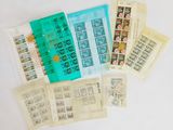 plusieurs types différents de timbres et d'enveloppes disposés sur une table