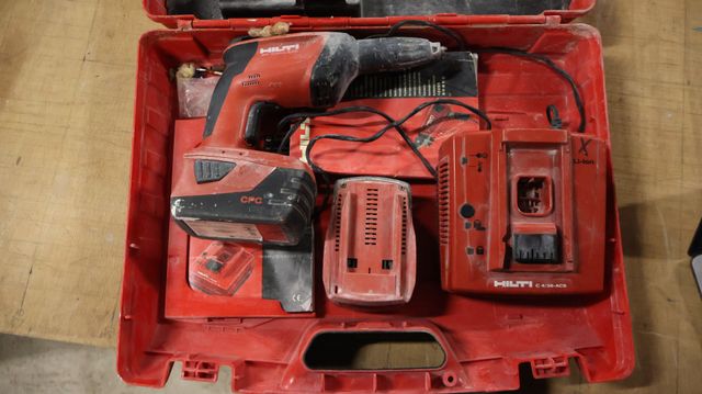Visseuse à placo HILTI SD 5000A-22 avec deux batteries et chargeu...