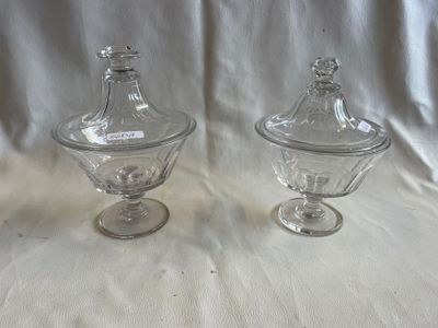 deux récipients en verre transparent munis de couvercles, posés sur une table