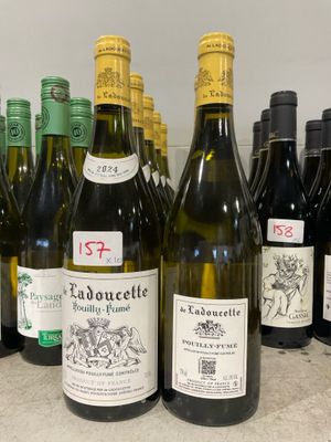 plusieurs bouteilles de vin sont alignées sur un comptoir