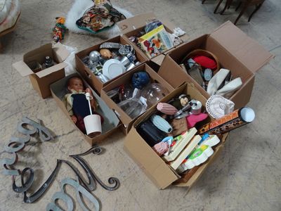 beaucoup de jouets dans une boîte posée par terre