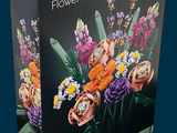 une boîte contenant un bouquet de fleurs