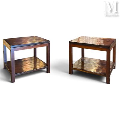deux tables avec une étagère de chaque côté et une étagère de l'autre côté