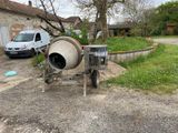 une bétonnière garée au milieu d'une allée