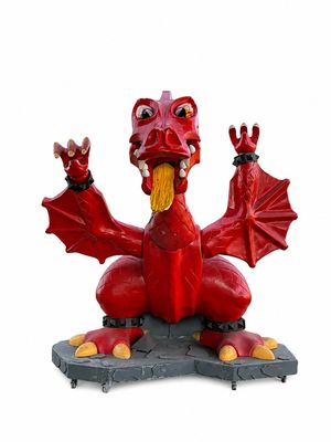 statue d'un dragon rouge perché au sommet d'une dalle de pierre