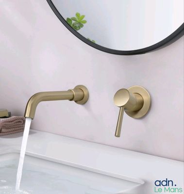 un gros plan d'un lavabo avec un miroir et un robinet