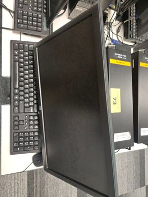 beaucoup d'écrans d'ordinateur et de claviers dans une pièce