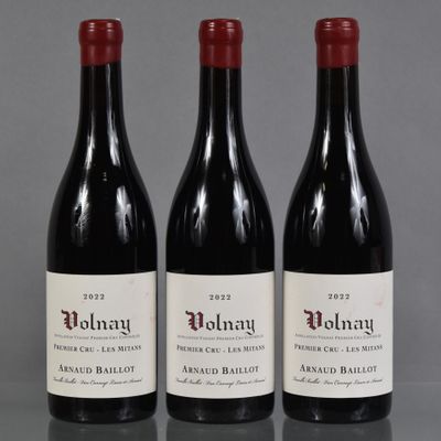 trois bouteilles de vin rouge posées sur une table