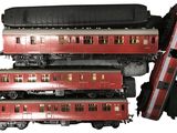 quatre wagons rouges et noirs empilés les uns sur les autres