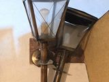une lumière située sur le côté d'un immeuble