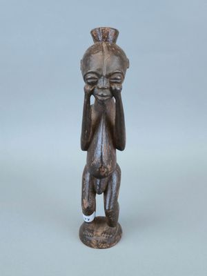 un gros plan sur la statue d'une personne portant un chapeau sur la tête