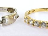 deux bagues en or et en argent, ornées de diamants, posées sur un fond blanc