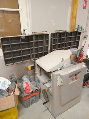 une pièce où il y a plein de cartons, les uns sur les autres, par terre