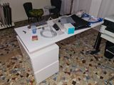 un bureau blanc avec un ordinateur dans une pièce