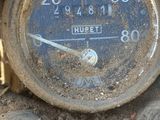 un gros plan du compteur de vitesse sur le tableau de bord d'un véhicule