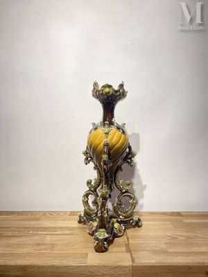 un vase posé sur une table en bois