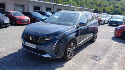 une voiture noire garée sur un parking avec d'autres voitures