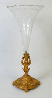 un vase en verre posé sur un support