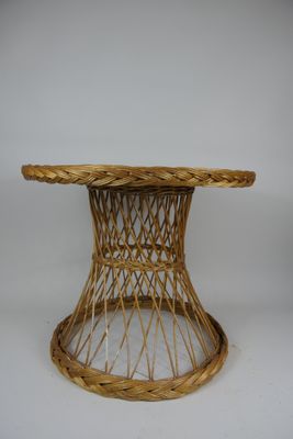un gros plan d'une table en osier sur fond blanc