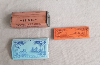 trois types de boîtes différents posés sur une table