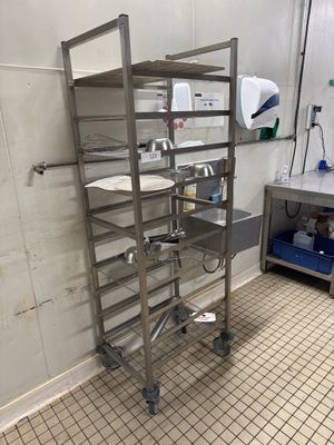 une photo d'une cuisine professionnelle avec des étagères en acier inoxydable