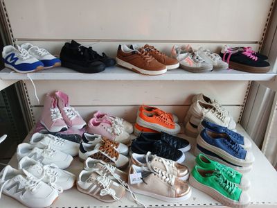 de nombreuses paires de chaussures sur une étagère dans une pièce