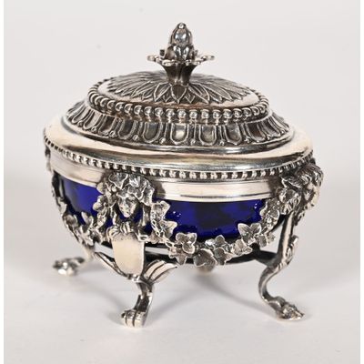 une boîte ancienne en argent et en verre bleu, munie d'un couvercle et posée sur un socle