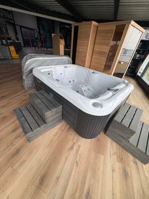 un jacuzzi au milieu d'un parquet