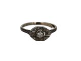 un gros plan d'une bague en argent sertie d'un diamant au centre