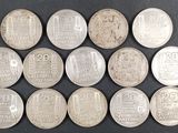 gros plan d'un paquet de pièces de monnaie posé sur une table