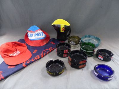 un grand nombre d'objets posés sur une table