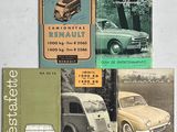 Plusieurs anciennes brochures automobiles sont exposées sur une table