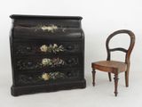 une petite chaise en bois à côté d'une petite commode