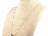 Le collier est en or et orné de pierres multicolores.