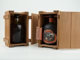 deux bouteilles d'alcool dans une caisse en bois