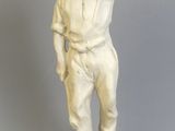 une statue représentant un garçon coiffé d'un chapeau
