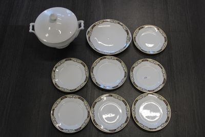 7 assiettes et un plat d'origine tchèque et une soupière en …