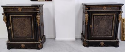 paire de tables de chevet anciennes, peintes en noir et or, avec plateau en marbre