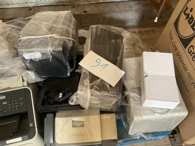 un tas d'appareils électroniques posés par terre