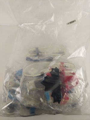 un sac en plastique rempli d'objets divers posé sur une table