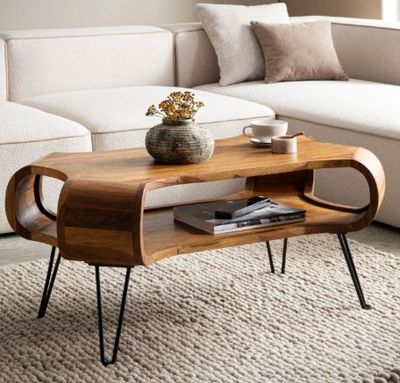 une image d'un salon avec un canapé et une table basse