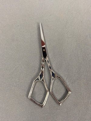 une paire de ciseaux posée sur une table