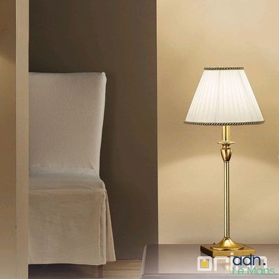 une lampe posée sur une table à côté d'une chaise