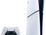 une console de jeux vidéo blanche et une noire, placées l'une à côté de l'autre